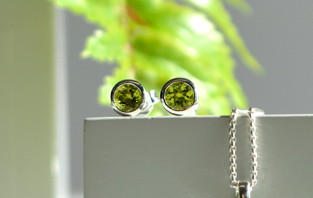 925/- Earrings polished, peridot 0.90 ct