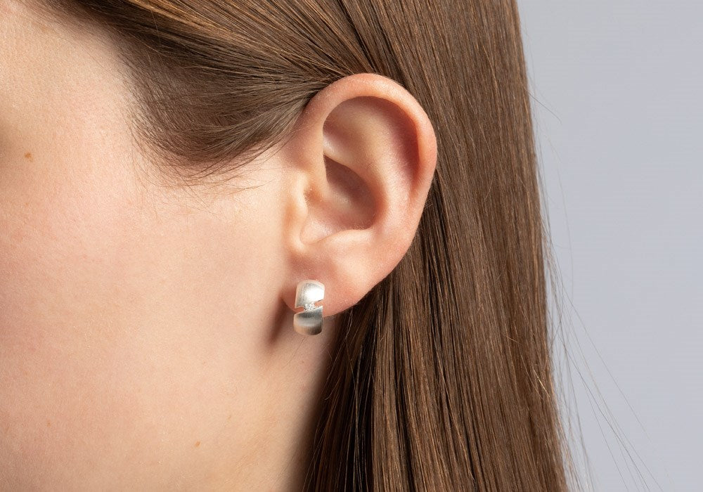 925/- hinge earrings satin, dia.0,04ct W-SI