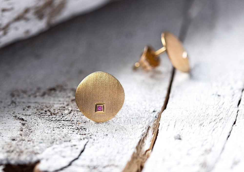 750/- earstud satin/brushed, rhodolite 0,02ct