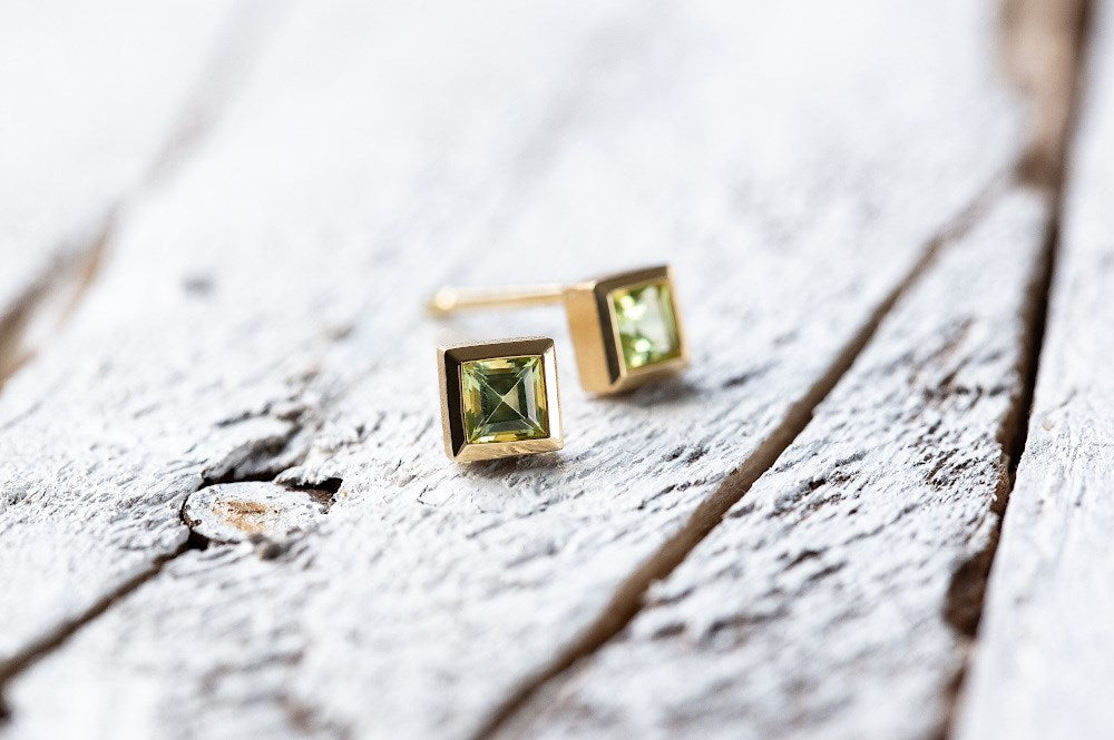750/- earstud satin/pol., peridot 0,30ct