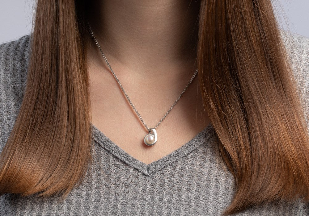 925/- Vedhæng, mat rho., hvid kulturperle 3.52ct