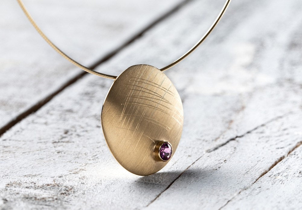 750/- Vedhæng mat/børstet, rhodolit 0,35ct