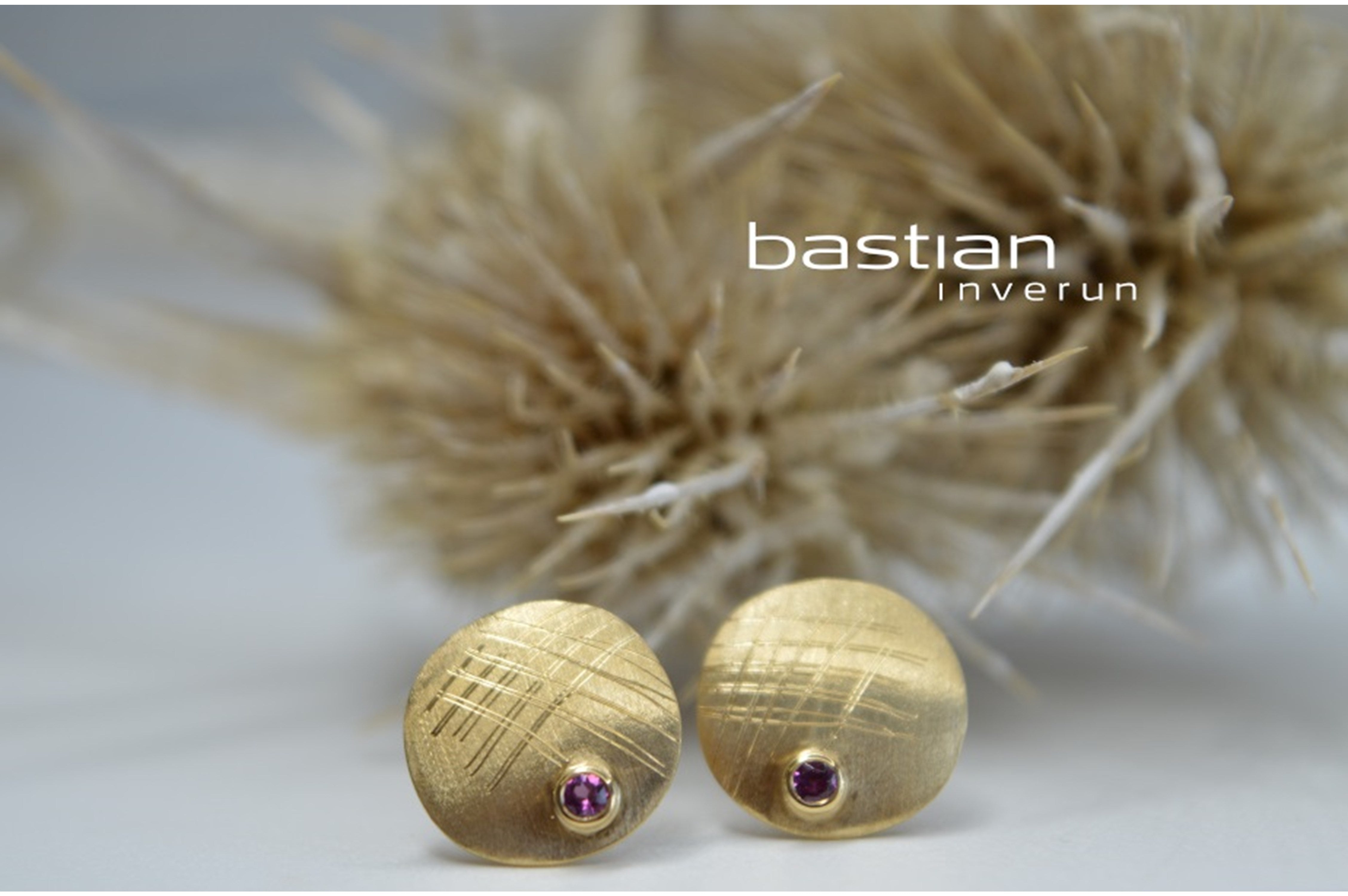 750/- earstud satin/brushed, rhodolite 0,08ct
