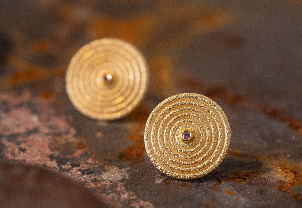 925/- earstud, gp satin/brushed, rhodolite 0,04ct