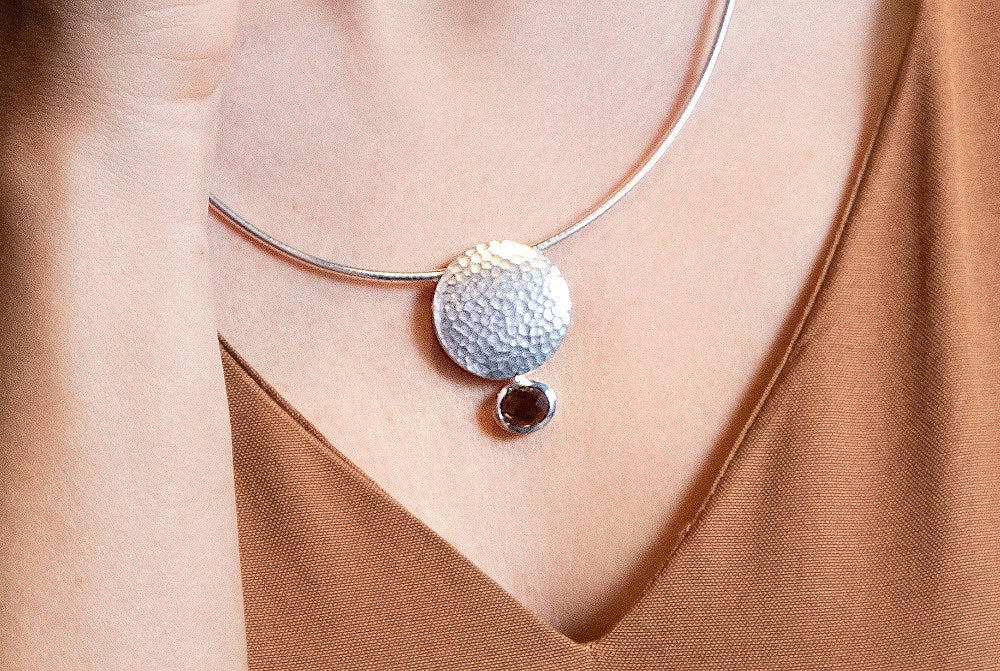925/- pendant hammered, sq 1,43ct