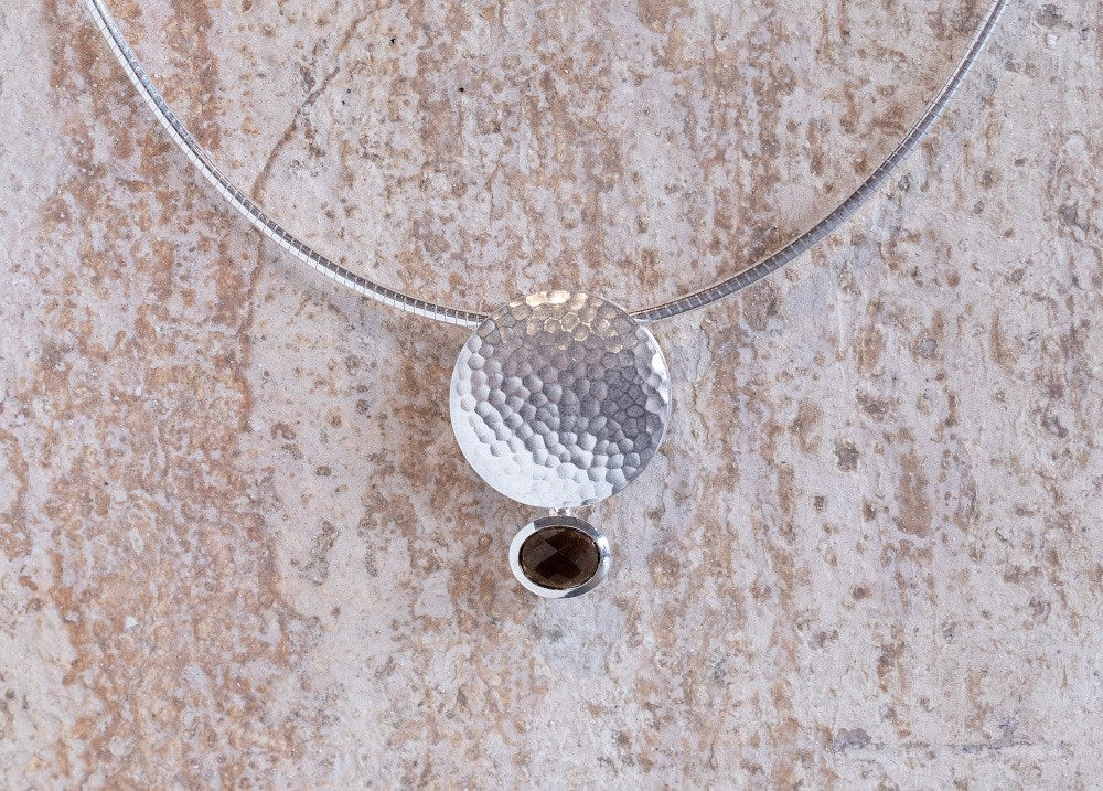 925/- pendant hammered, sq 1,43ct