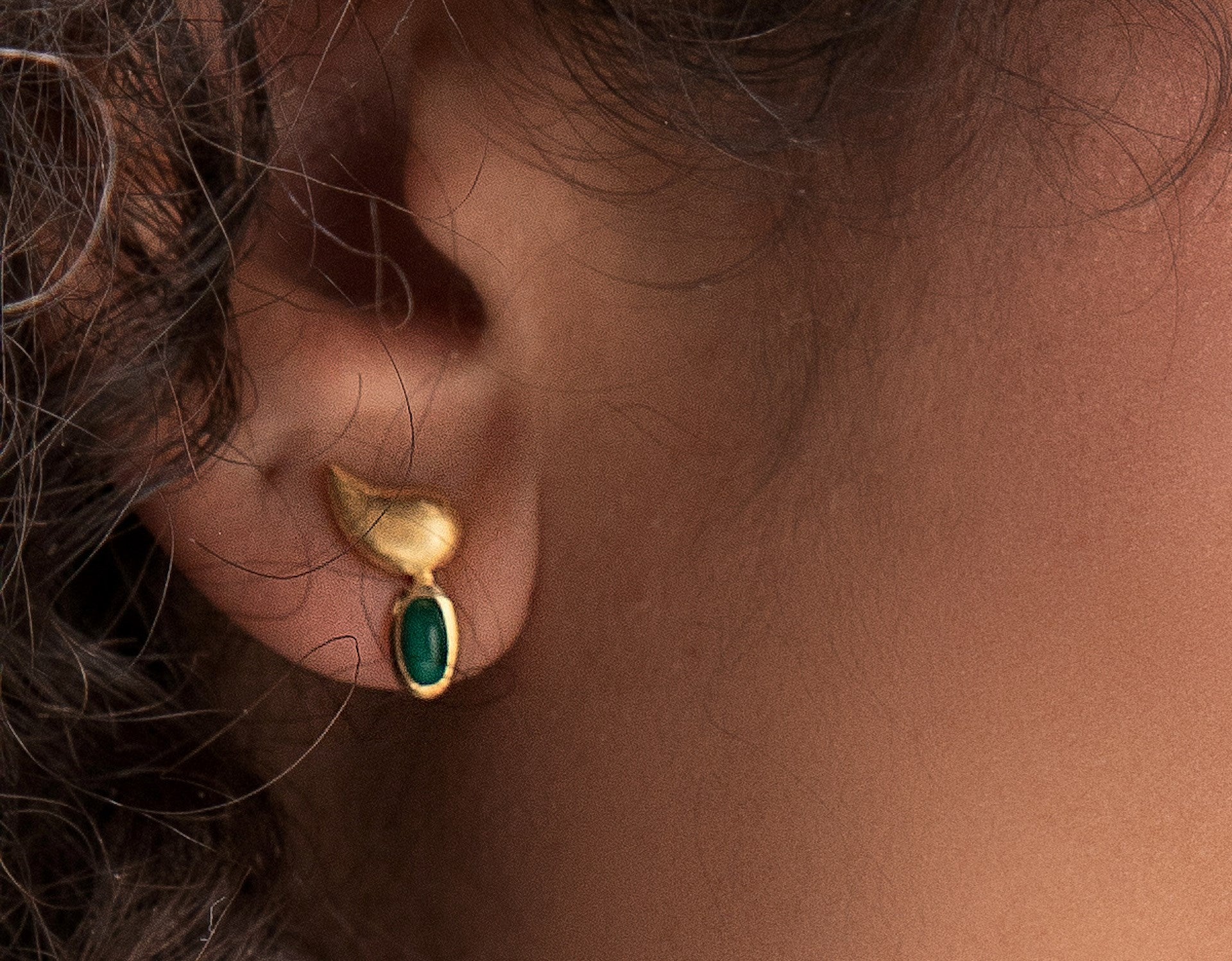 925/- earstud, gp scratch/pol., malachite 0,51ct