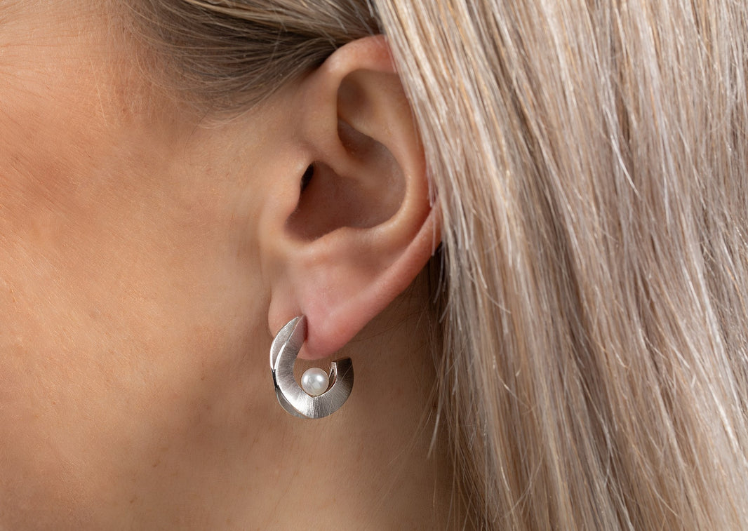 925/- hinge earrings, rho. satin, pearls 2,12ct