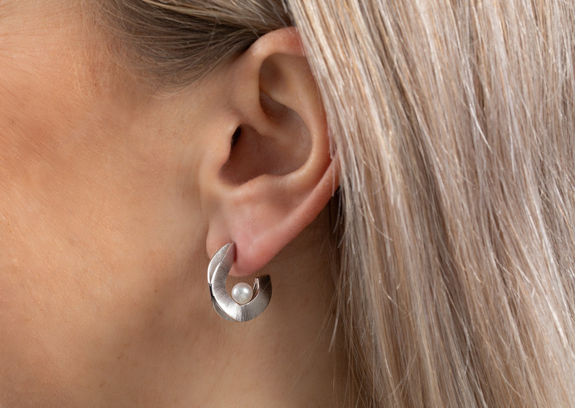 925/- hinge earrings, rho. satin, pearls 2,12ct