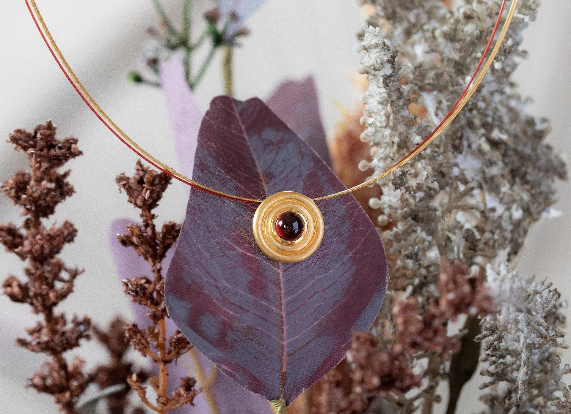 925/- pendant, gp satin/pol., garnet 1,38ct