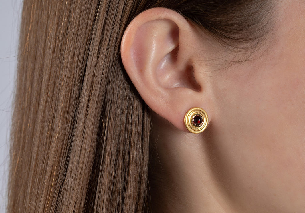 925/- earstud, gp satin/pol., garnet 1,65ct