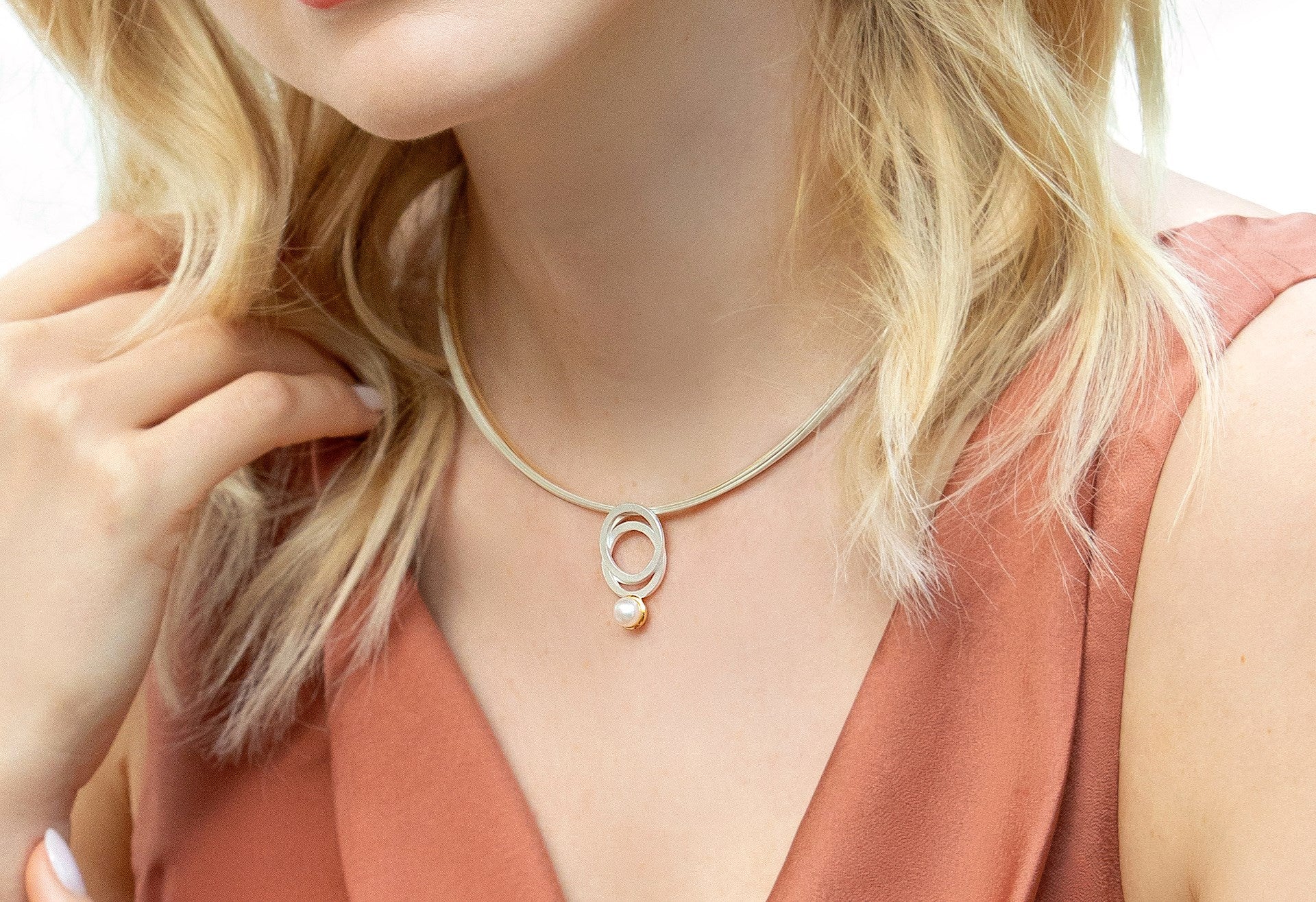925/- Pendant, partially fg matt/glossy, pearl 1.52 ct