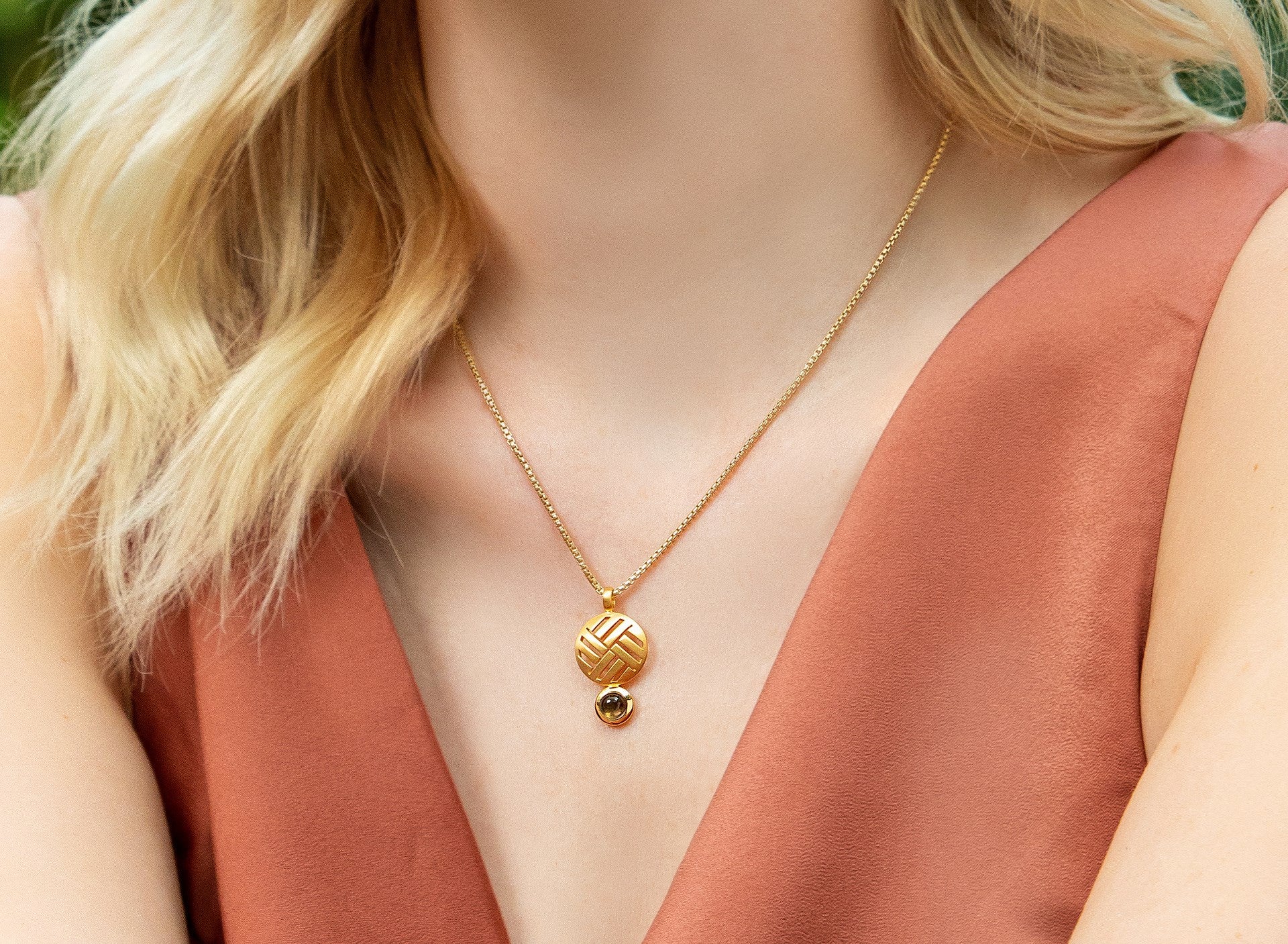 925/- pendant, gp satin/pol., sq 0,99ct