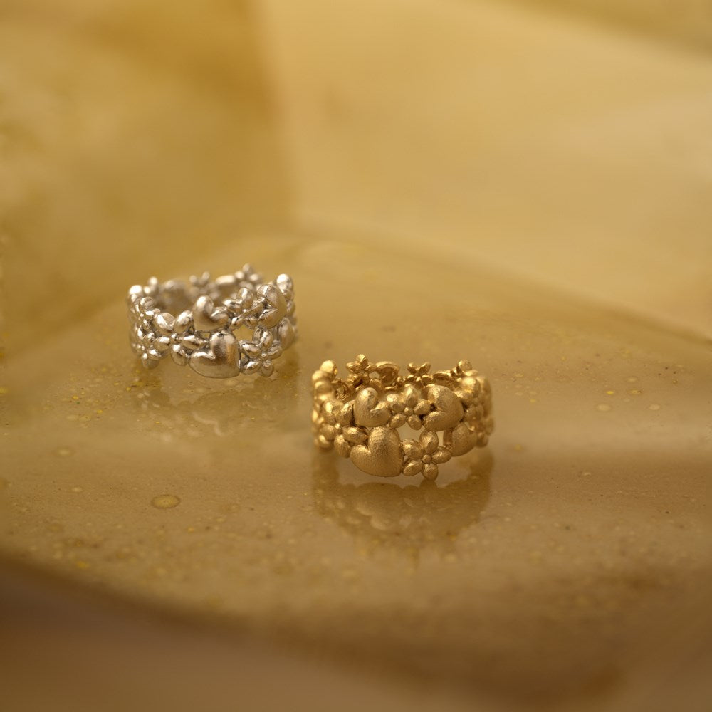 Rhd. silver ring w. hearts/flowers