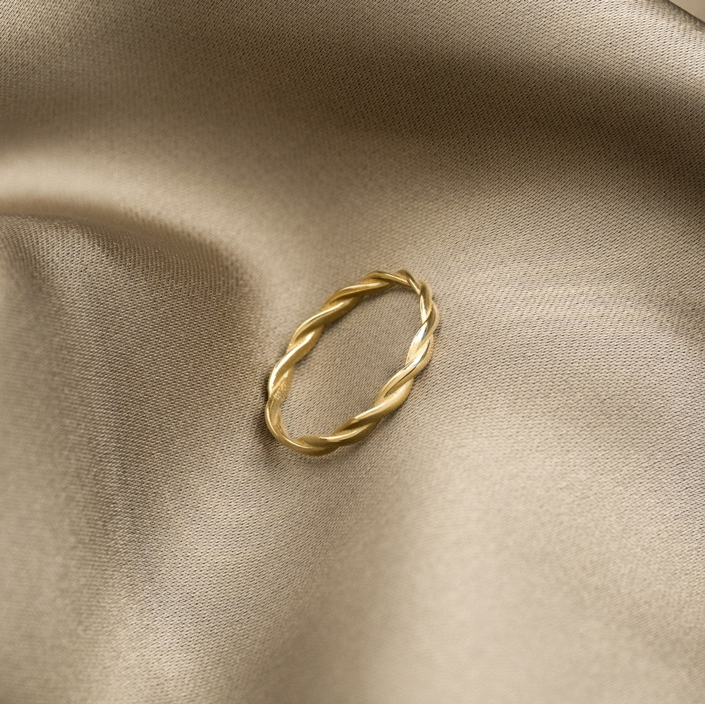 8ct. goldring twisted