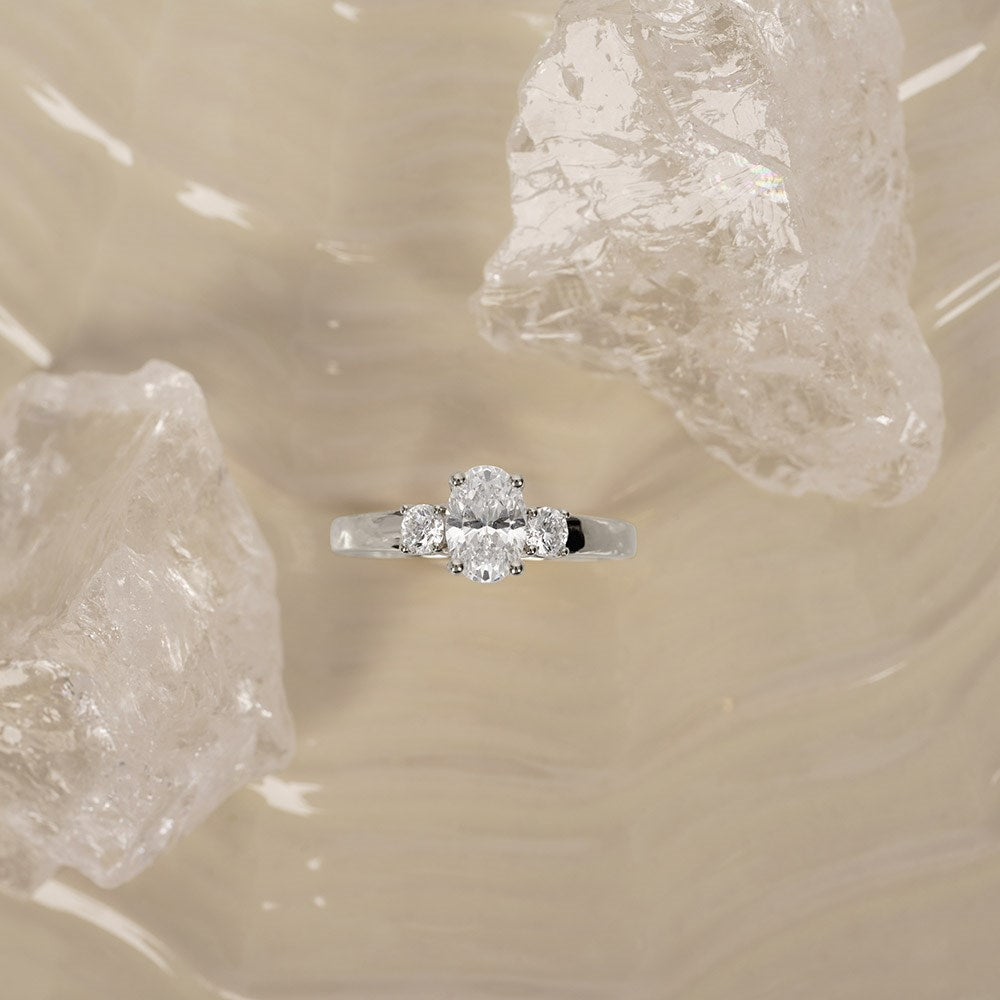 LUXURY Classic oval 14kt. guldring m. lab grown diamant 1,33ct TW/VS2