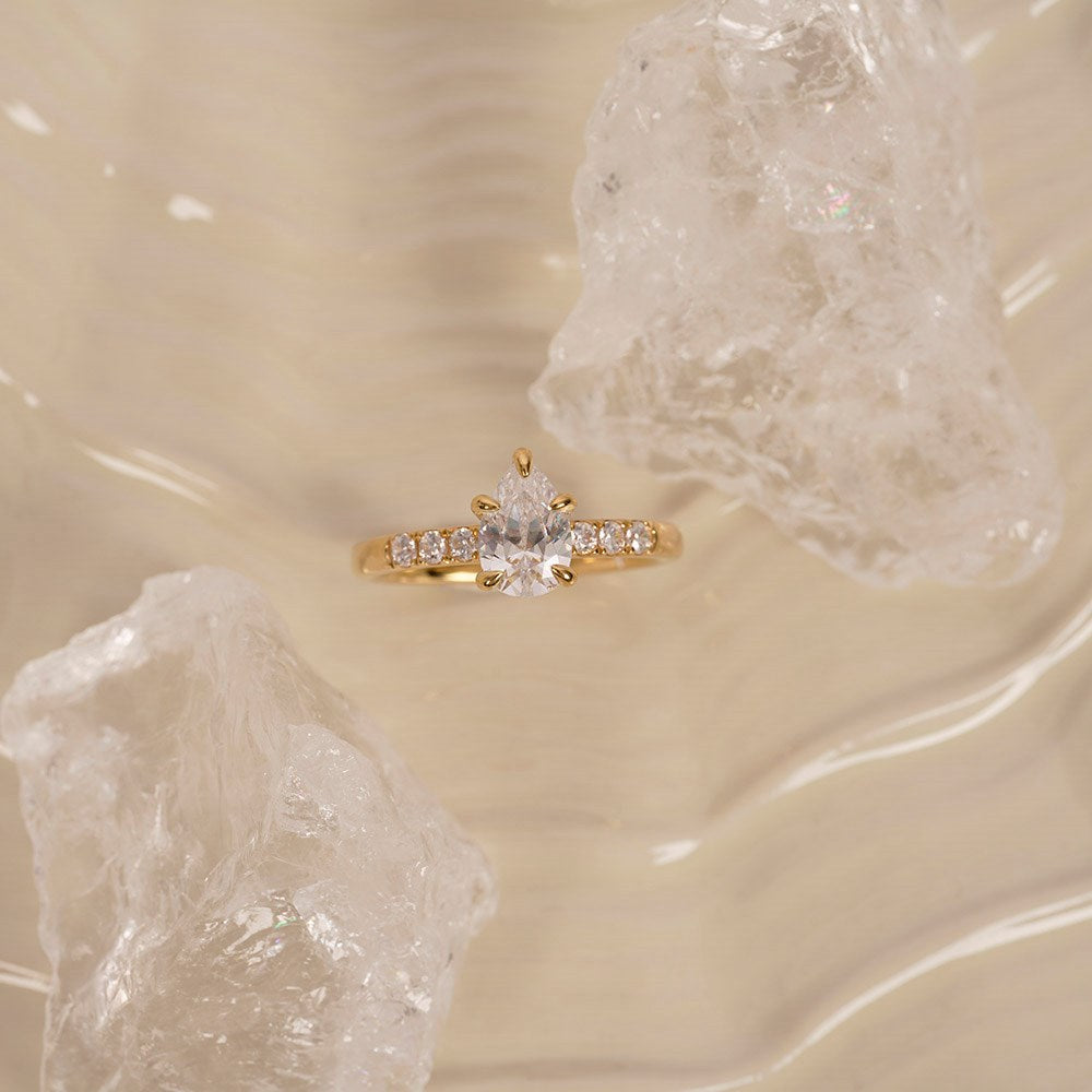 LUXURY Modern drop 14ct. gold ring w. lab grown diamond 1,2ct TW/VS2