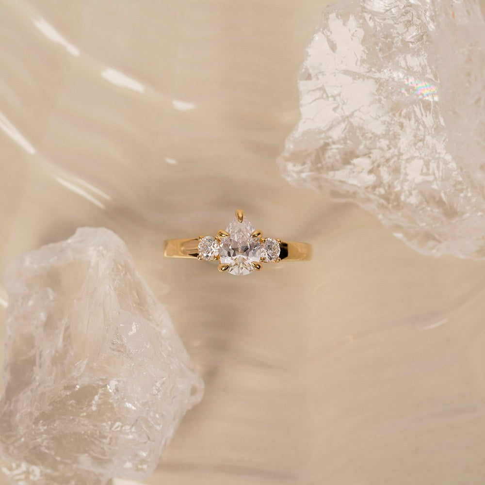 LUXURY Modern dråbe 14kt. guldring m. lab grown diamant 1,33ct TW/VS2