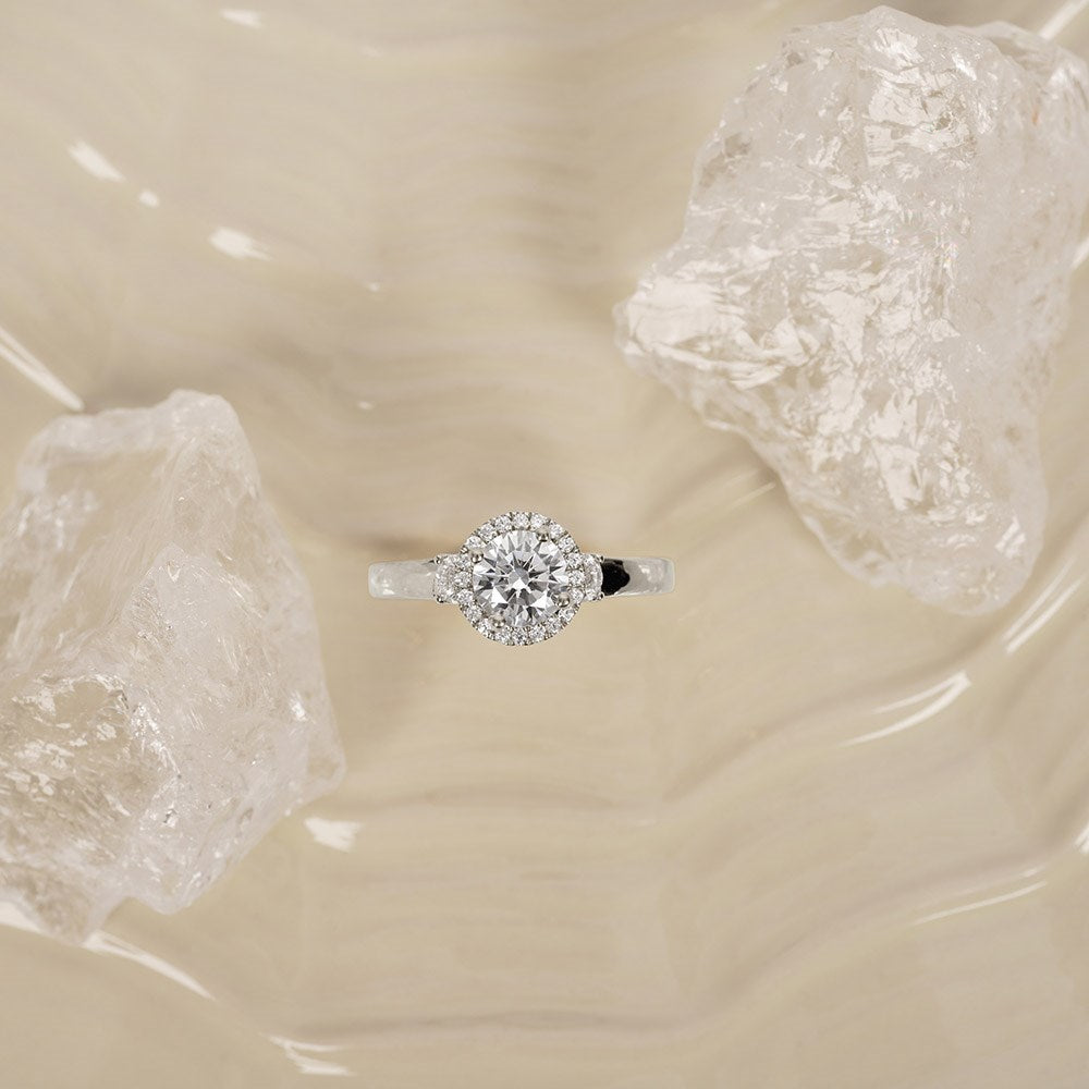 LUXURY Halo round 14ct. gold ring w. lab grown diamond 1,45ct TW/VS2