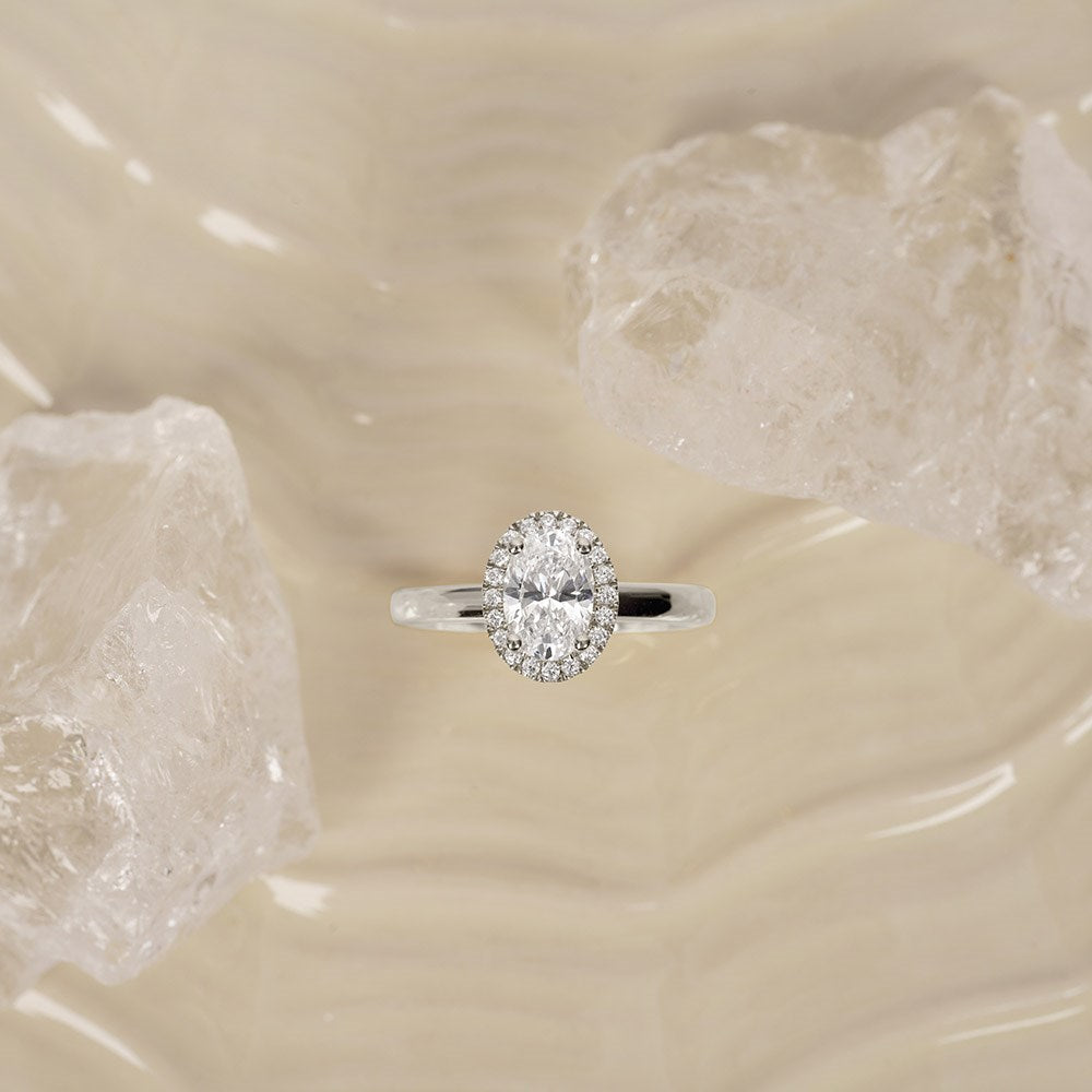 LUXURY Halo oval 14ct. gold ring w. lab grown diamond 1,12ct TW/VS2