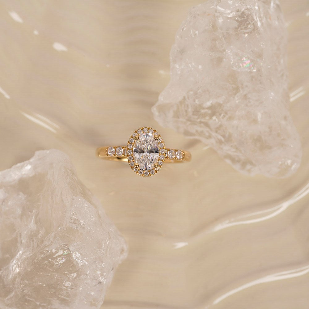 LUXURY Halo oval 14ct. gold ring w. lab grown diamond 1,32ct TW/VS2