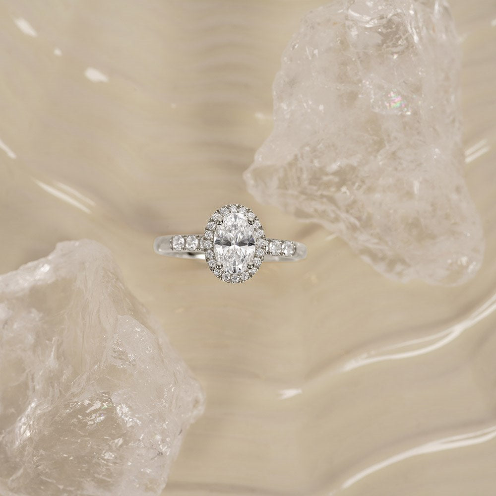 LUXURY Halo oval 14ct. gold ring w. lab grown diamond 1,32ct TW/VS2