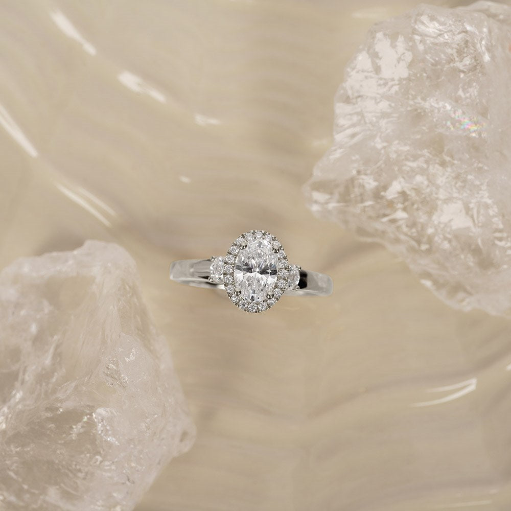LUXURY Halo oval 14kt. Goldring m. Lab Grown Diamant 1,45 ct, TW/VS2 - 50 / Rotgold
