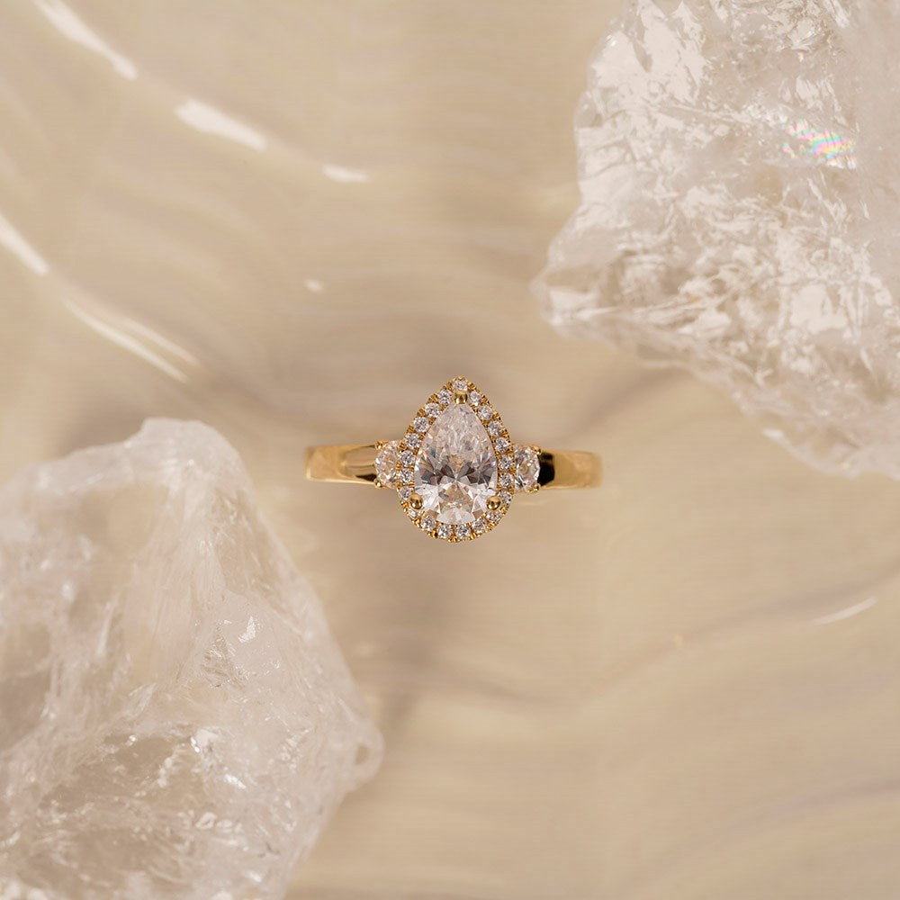 LUXURY Halo dråbe 14kt. guldring m. lab grown diamant 1,45ct TW/VS2