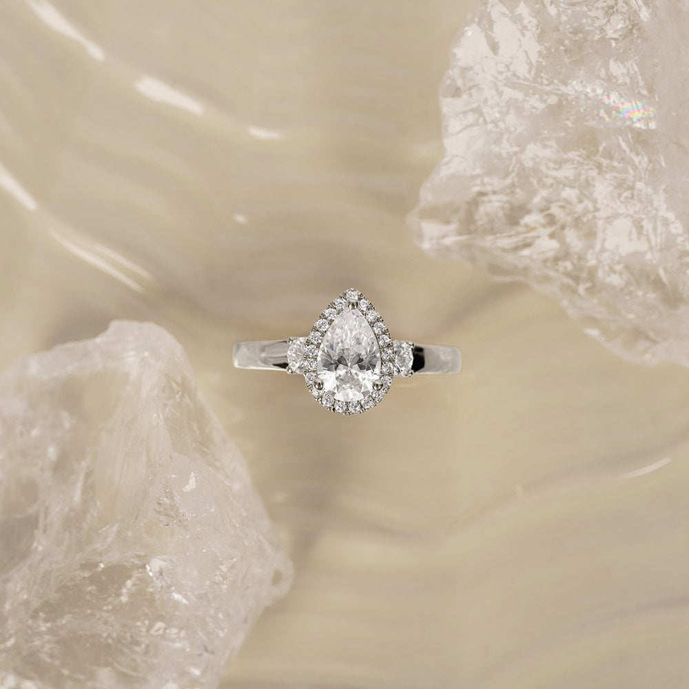 LUXURY Halo dråbe 14kt. guldring m. lab grown diamant 1,45ct TW/VS2