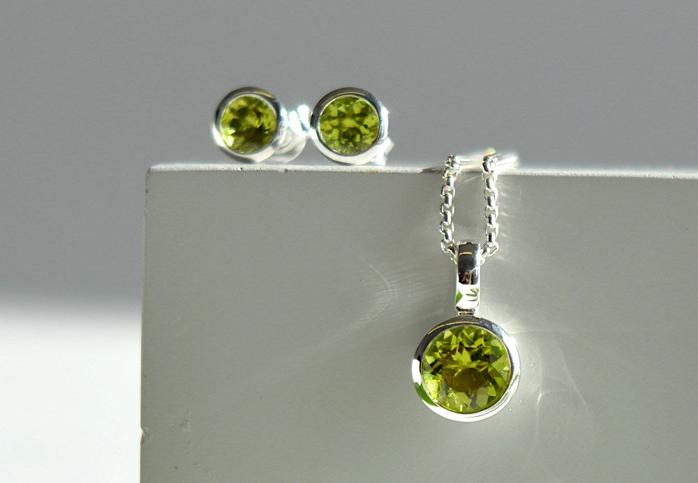 925/- Ohrringe poliert, Peridot 0,90 ct