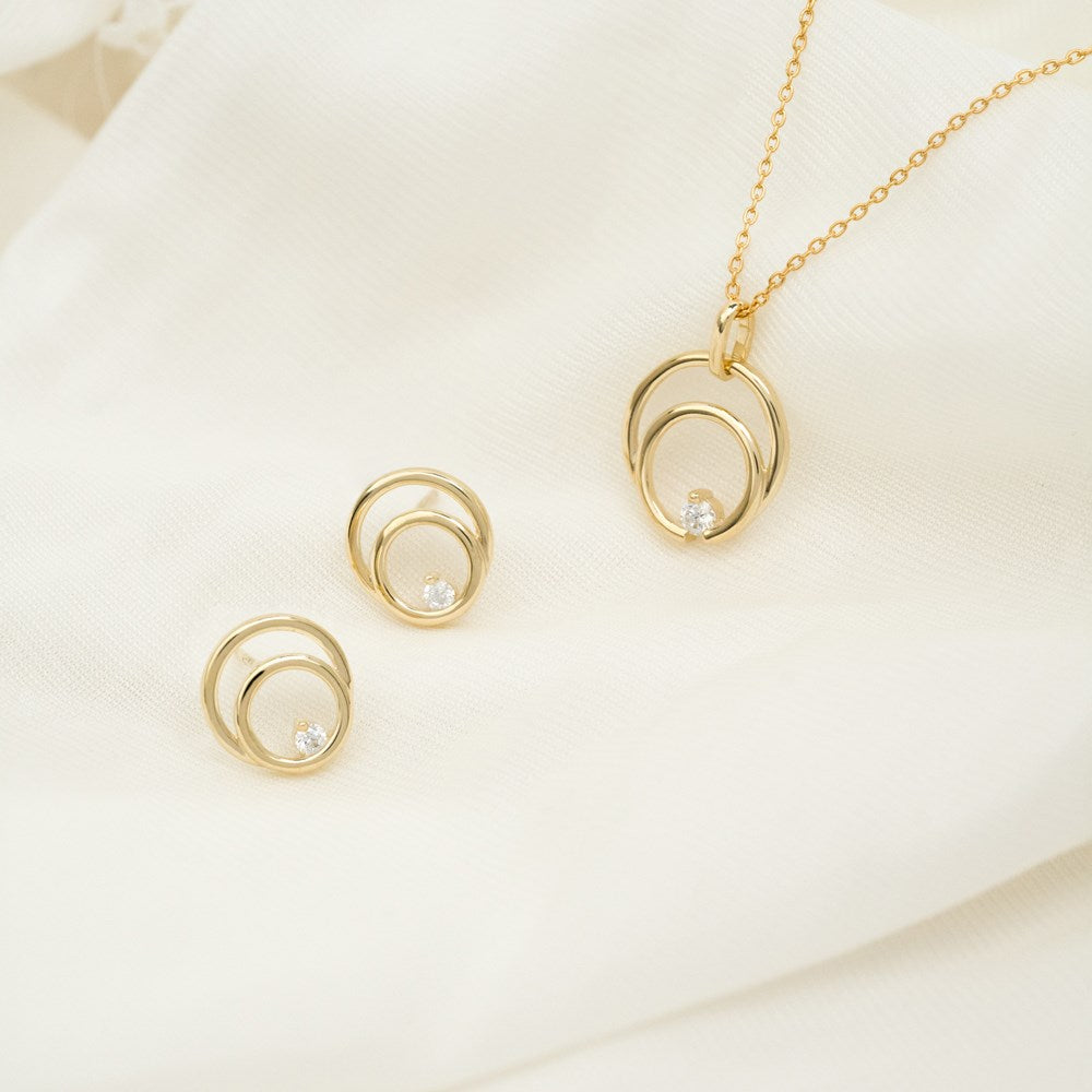 8kt. Guldørestikker dobbel cirkel m/cz