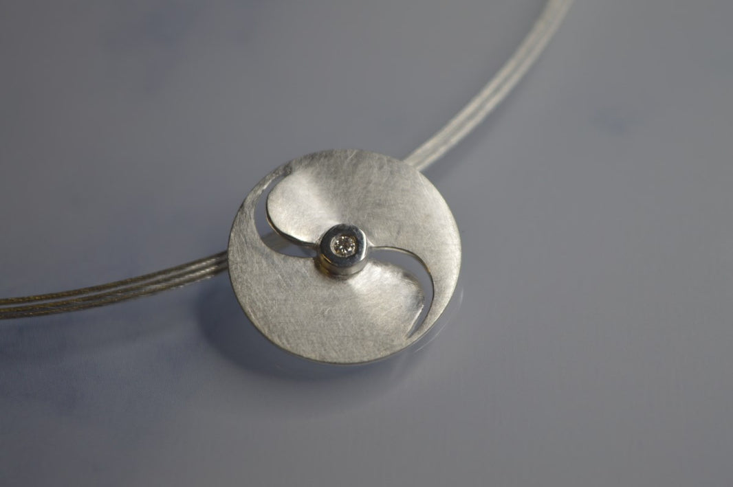 925/- Vedhæng mat, dia. 0,03CT W-SI2-SI3