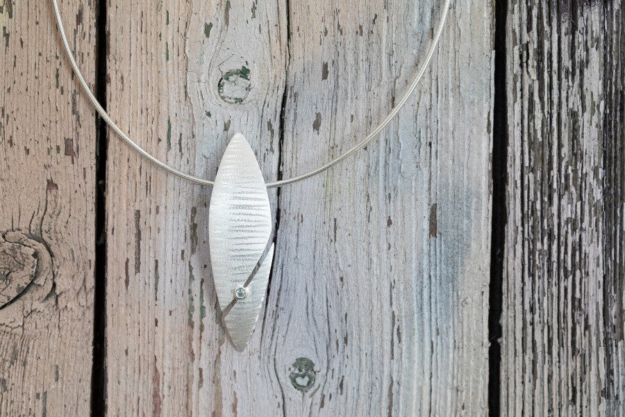 925/- Anhänger matt./Gebüstet, Blau Topas 0,12ct