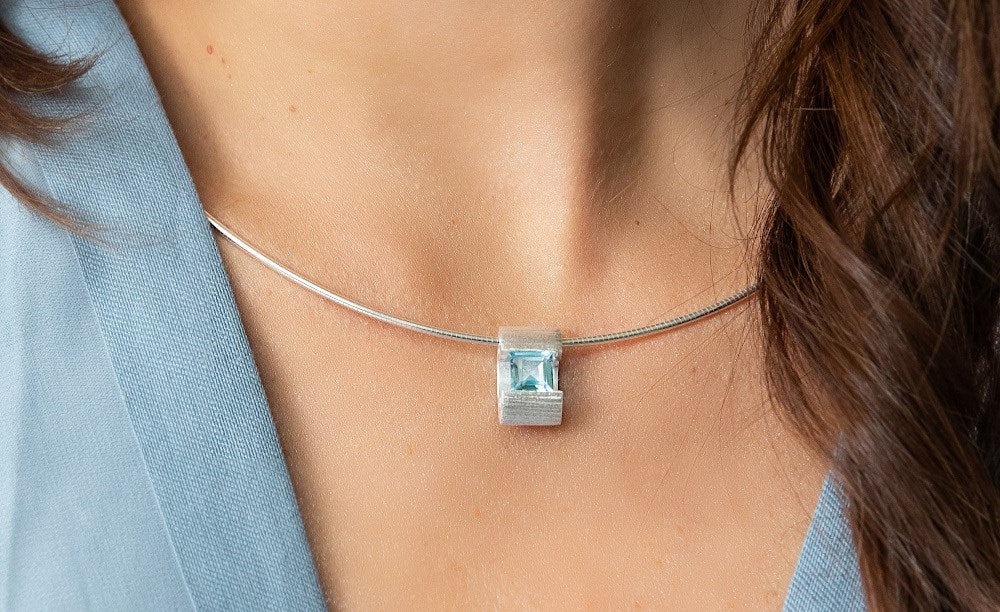 925/- Anhänger matt./Gebüstet, Blau Topas 1,82ct