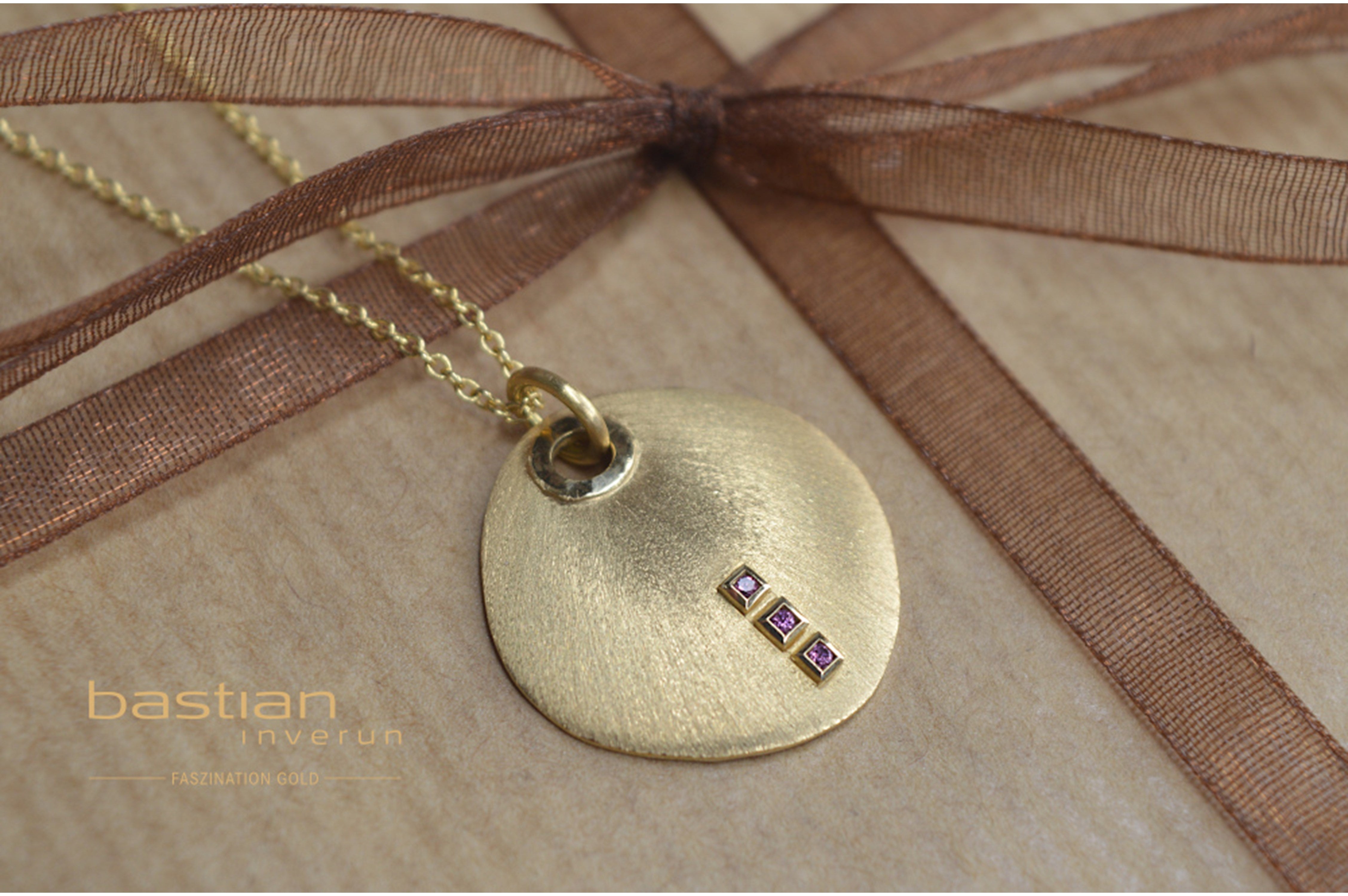 750/- pendant satin/brushed, rhodolite 0,03ct