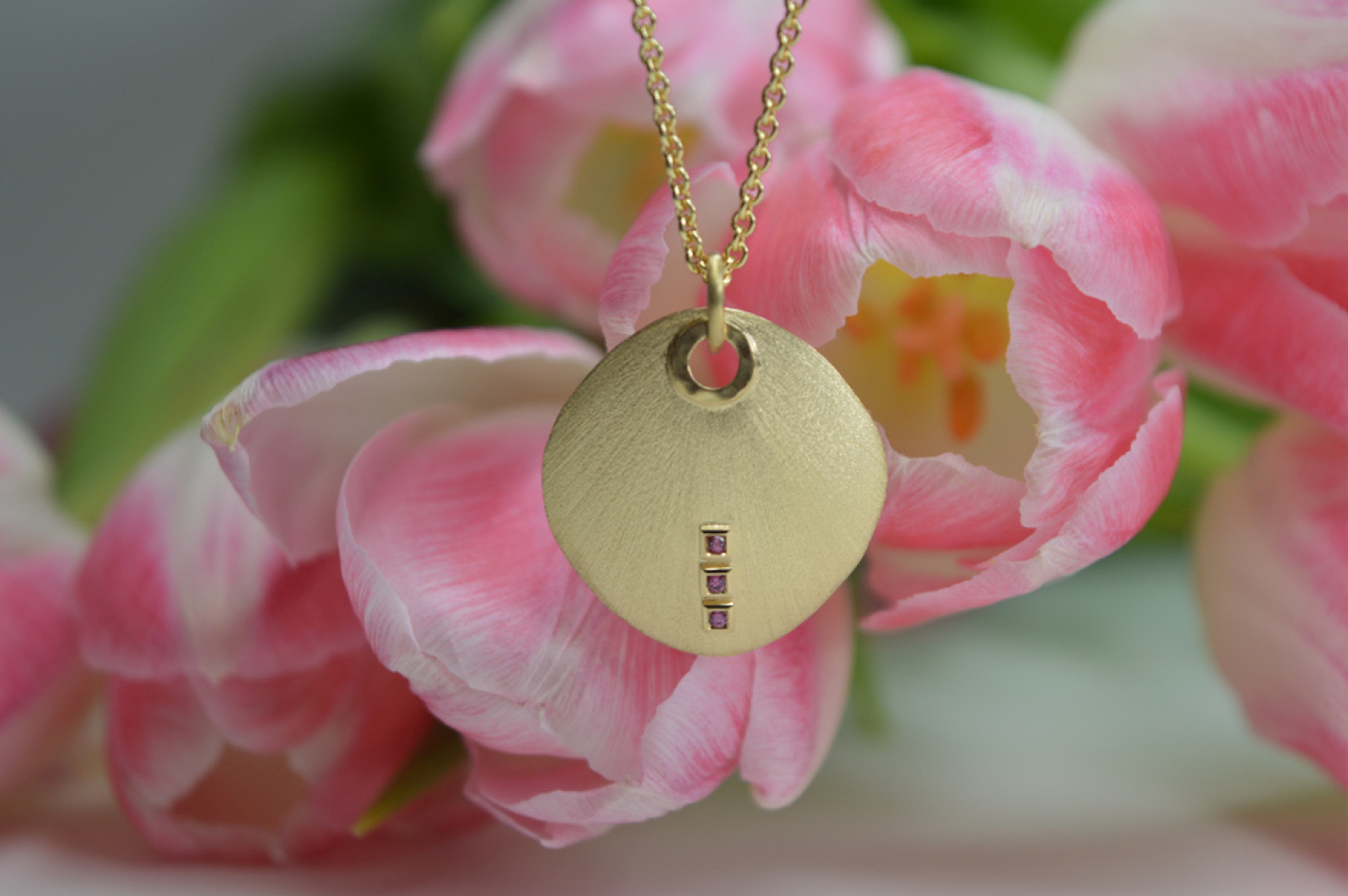 750/- pendant satin/brushed, rhodolite 0,03ct
