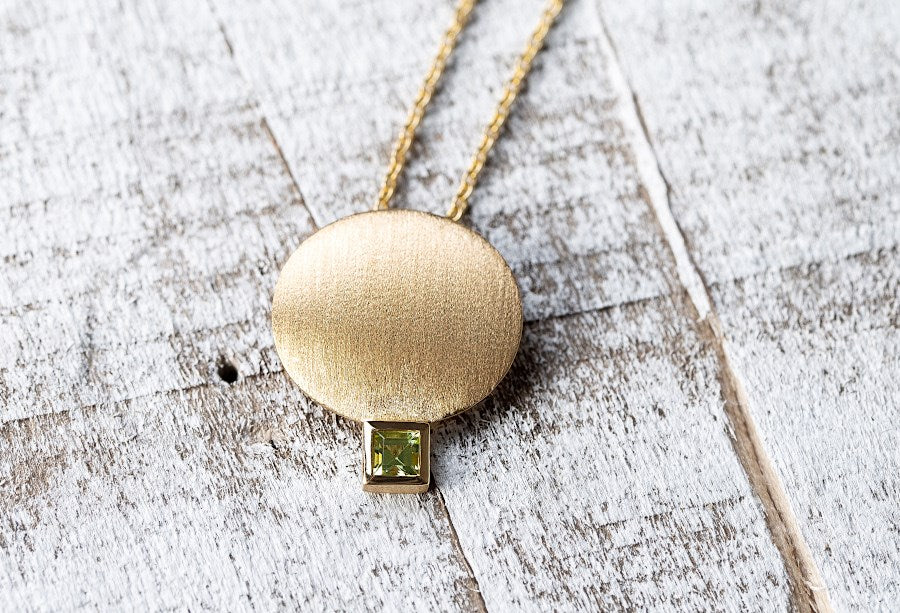 750/- pendant satin/pol., peridot 0,17ct