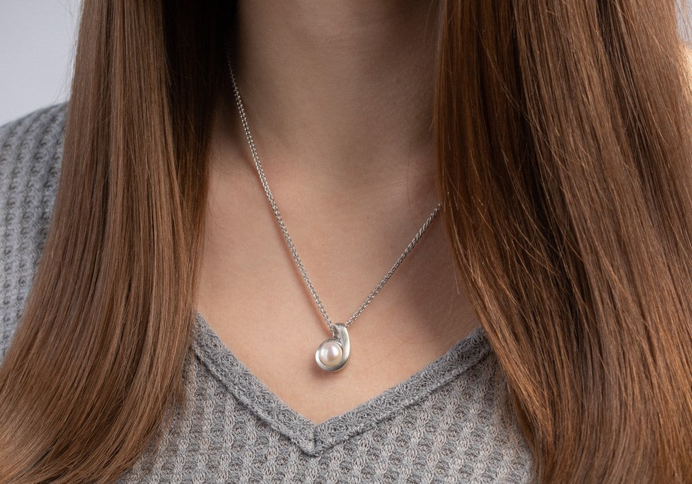 925/- Vedhæng, mat rho., hvid kulturperle 3.52ct