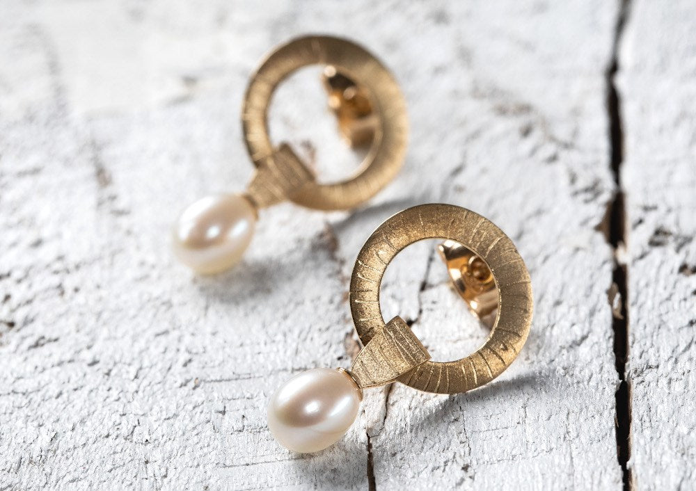750/- ørehænger mat/børstet kulturperle hvid2.56ct