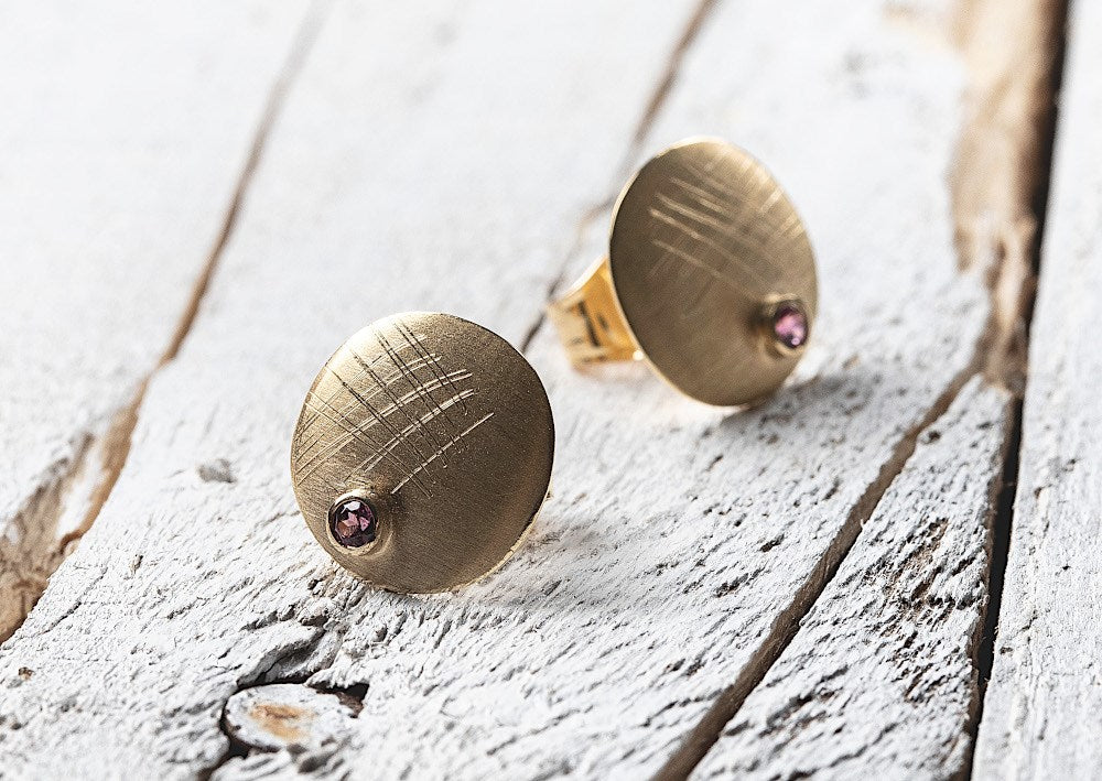 750/- earstud satin/brushed, rhodolite 0,08ct