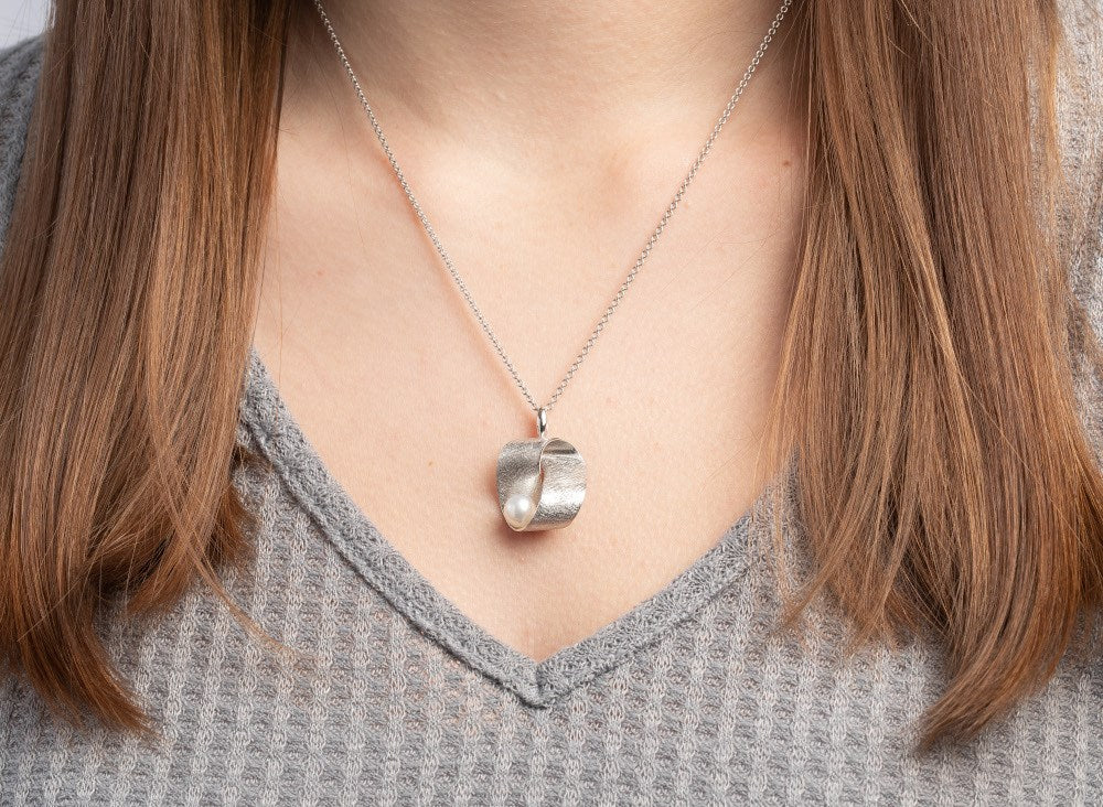 925/- Vedhæng rho. børstet/blank, kulturperle 2,40