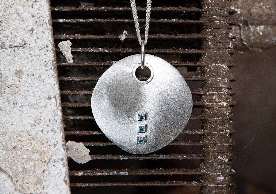 925/- Anhänger matt./Gebüstet, Blau Topas 0,59ct