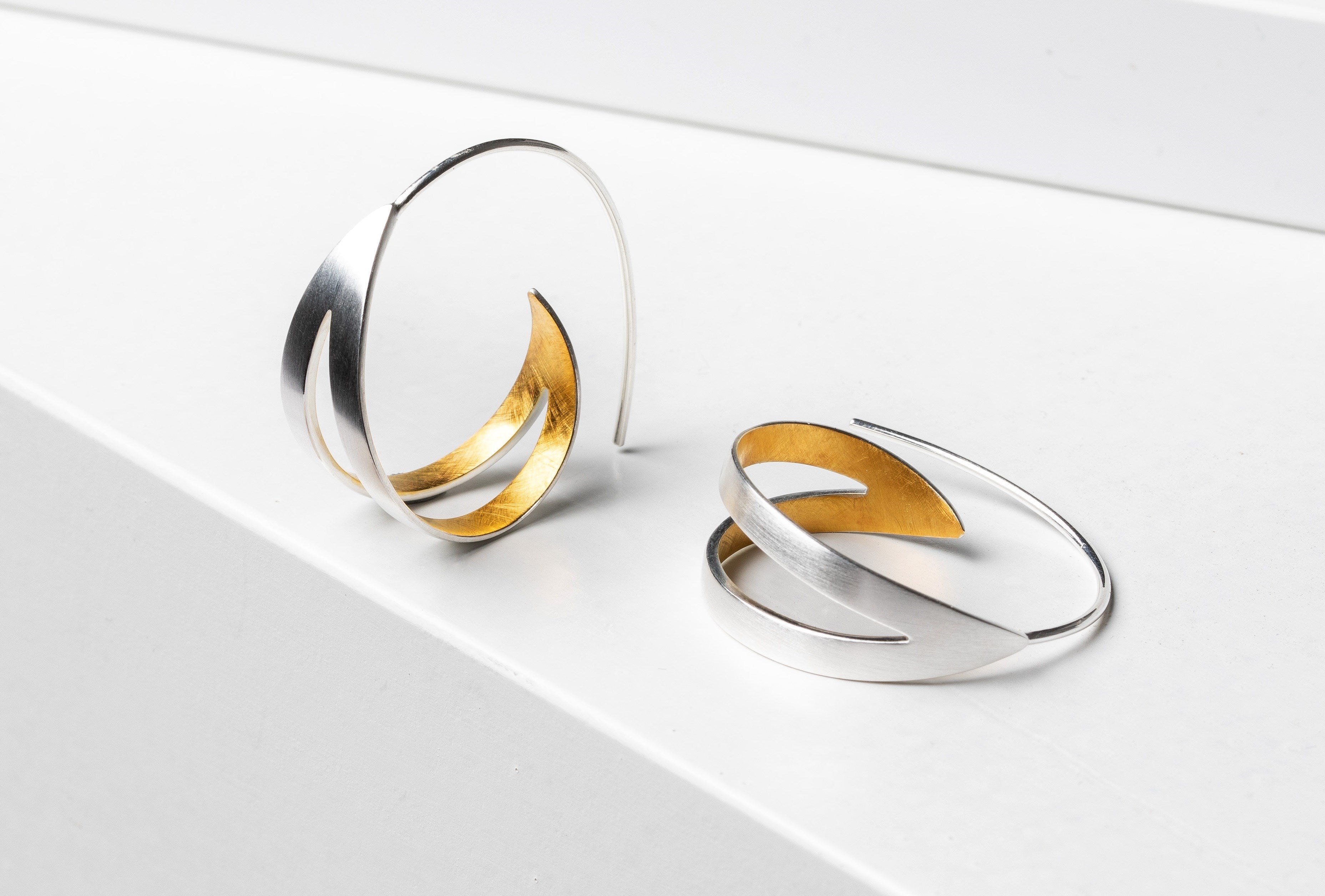 925/- earrings, partly gp satin/scratch