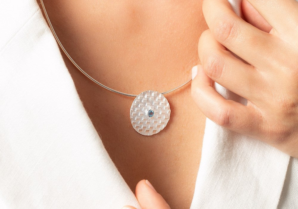 925/- Anhänger Sand Matt, Blau Topas 0,22ct