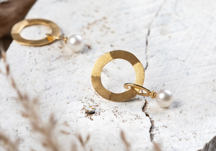 750/- earstud satin/brushed, pearls 2,22ct