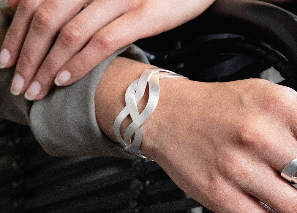 925,- mat armring.