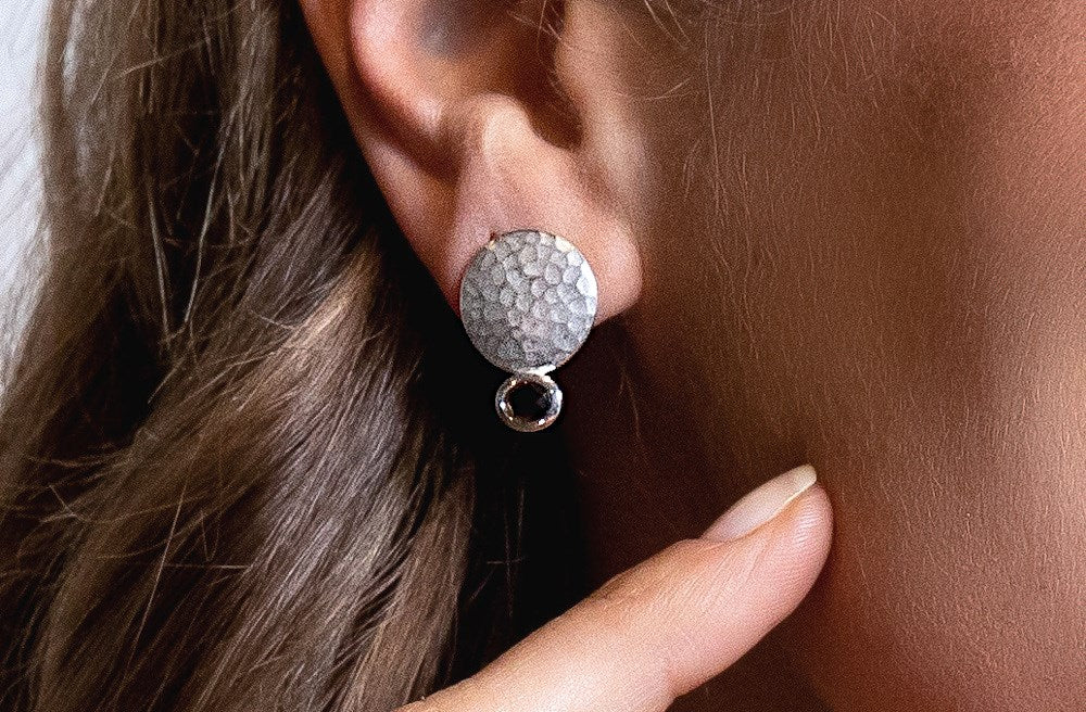 925/- Ohrstecker gehämmert, RQ 0,48ct