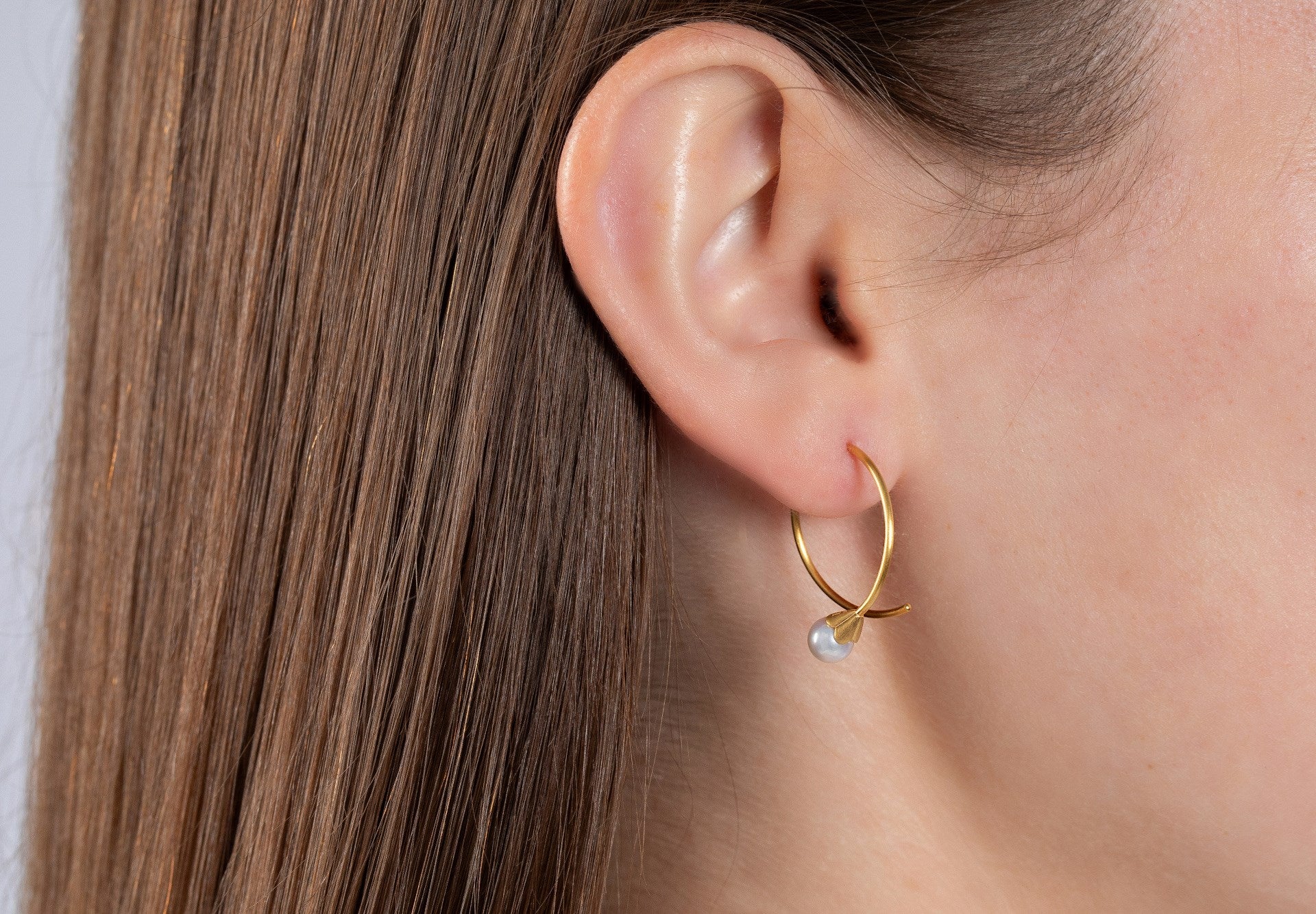 925/- earrings, gp satin, pearls 2,30ct