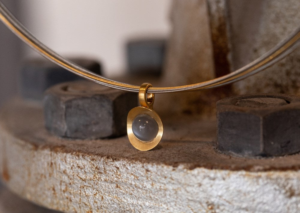 925/- Vedhæng, fg mat., månestensgrå 2,30ct