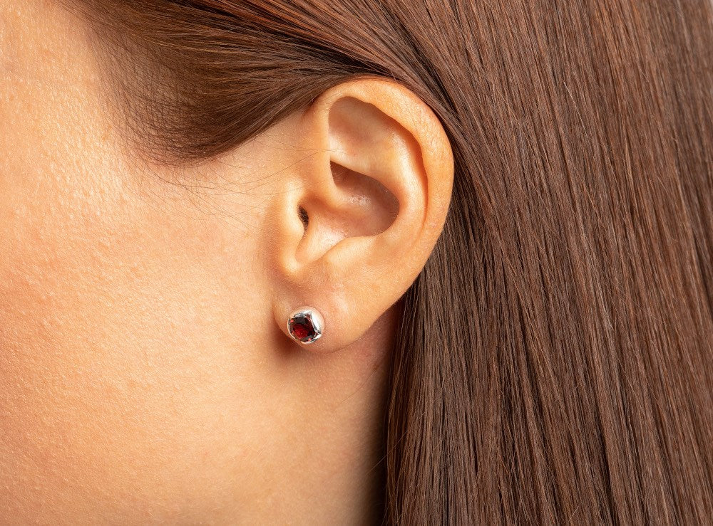 925/- Ohrstecker matt., Granat 1,66ct